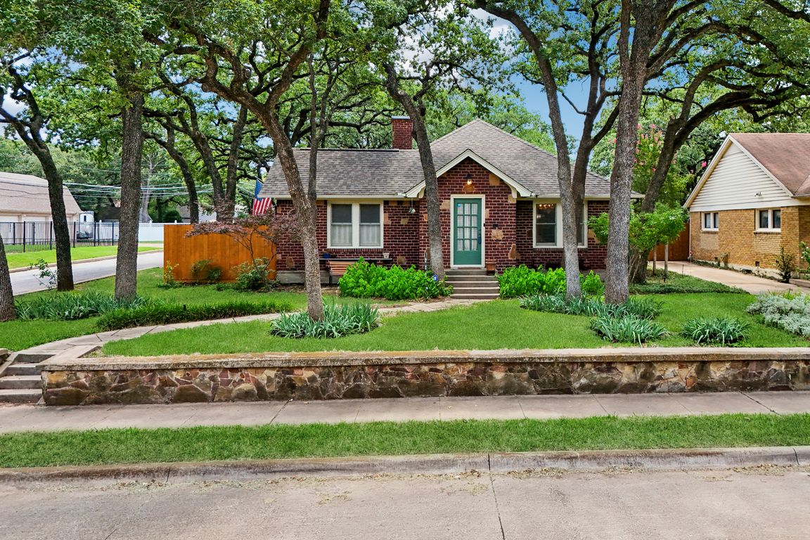 Honeysuckle Ave-2306-005.jpg