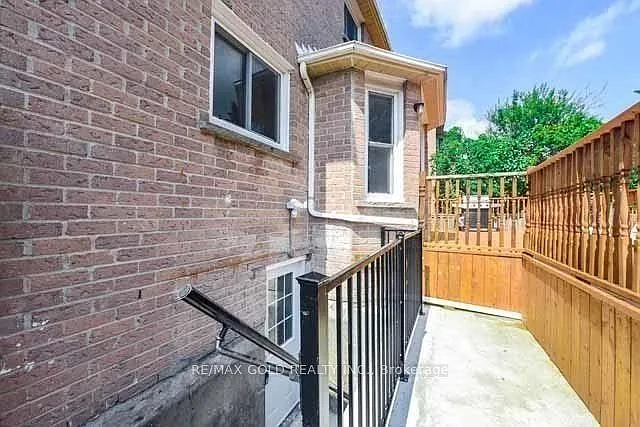 198 Harrowsmith Dr — Photo 3