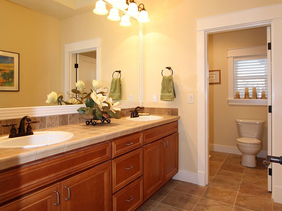 Main Bath w/skylight