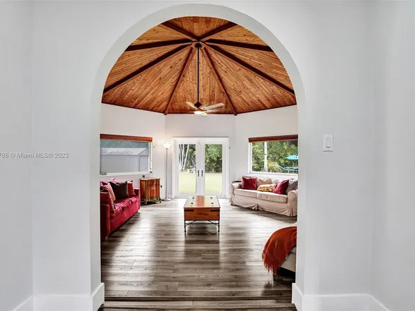 105 NW 156th St, Miami, FL 33169