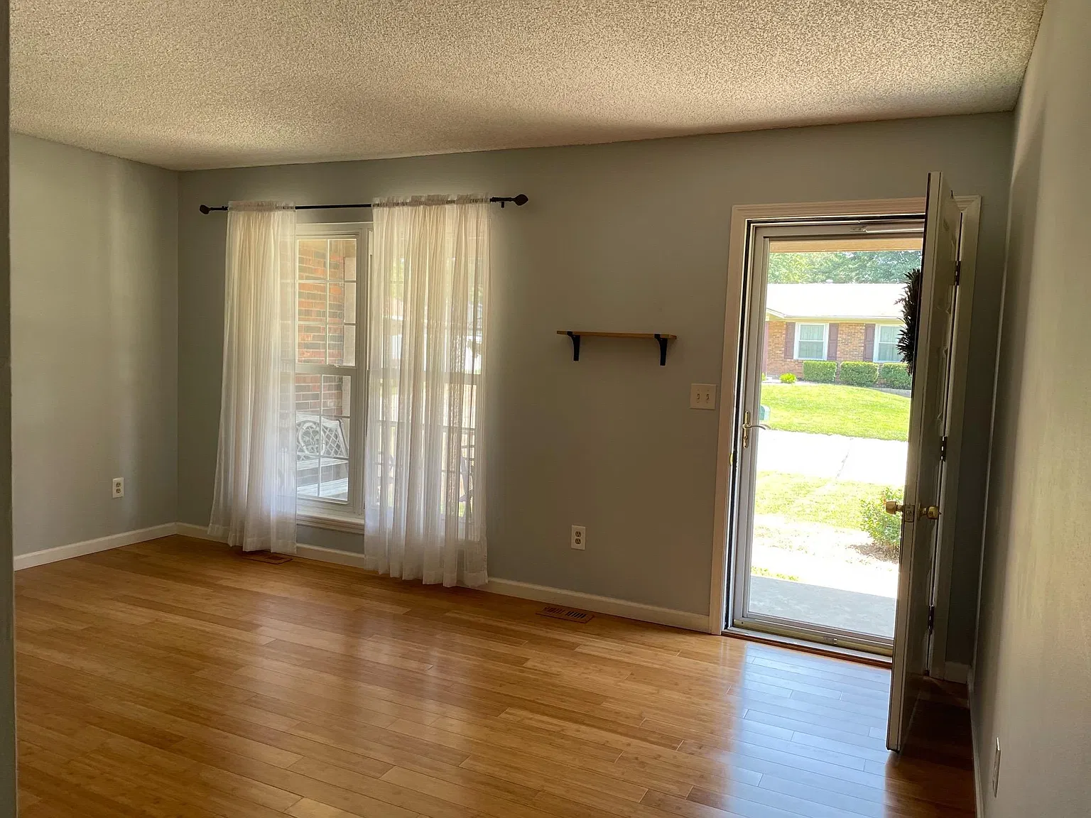 3 bed, 1454 sqft, $2,300 — Photo 3