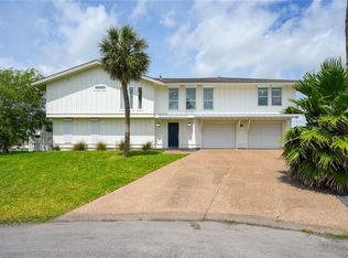 29 Whooping Crane Ln, Rockport, TX 78382