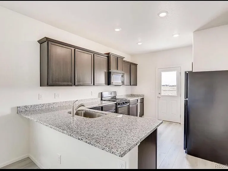 322 Maple St — Photo 17