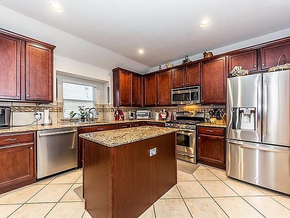 4th image of 2304 Sunshine Dr