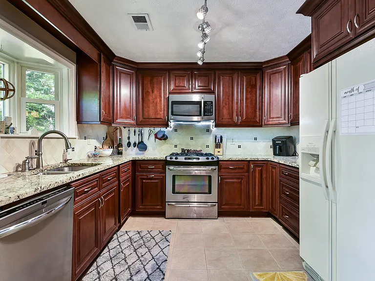 2598 Redfield Dr — Photo 7
