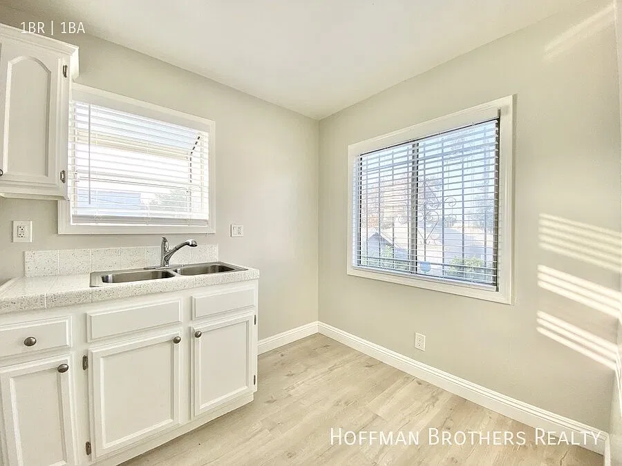**Move-In Special**South la One-Bedroom With Garage Parking, Fresh Paint & Laminate Floors | Sect... — Photo 2