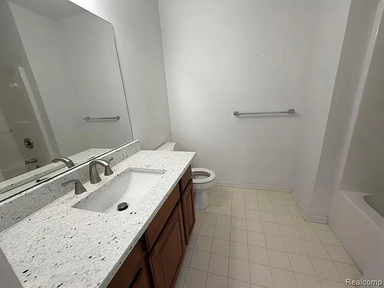2710 S Knightsbridge Cir — Photo 10