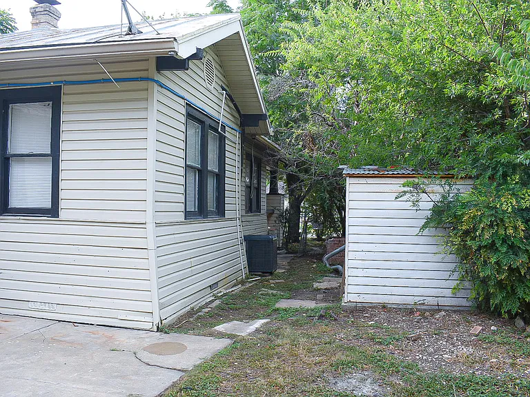 2246 E Houston St — Photo 37