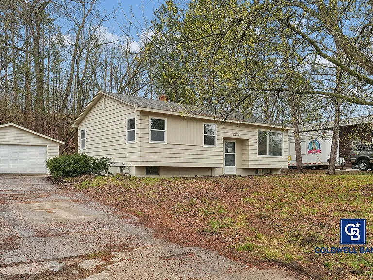1444 Ames Ave E — Photo 23