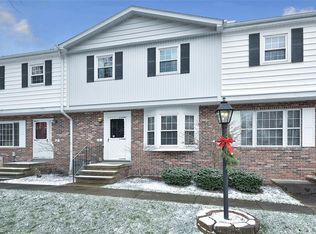 2 E Carriage Dr, Chagrin Falls, OH