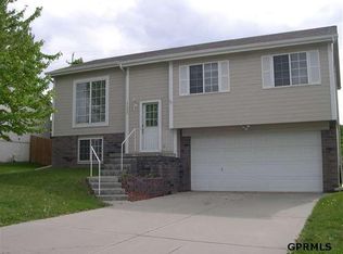 1137 Devon Dr, Papillion, NE 68046