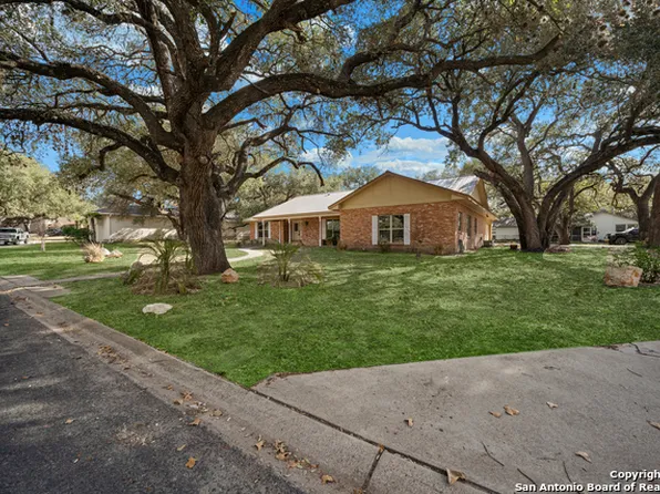 341 Malone Dr, Devine, TX 78016