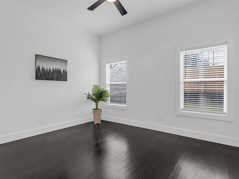 407 Dubois Ave — Photo 29