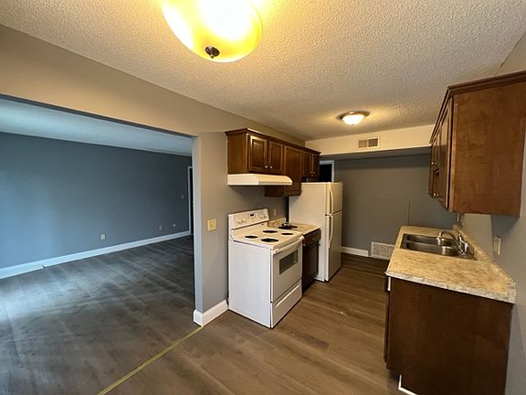 3rd image of 930 Summit Ave APT 202