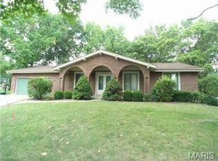 1858 Clover Ridge Ct, Chesterfield, MO 63017