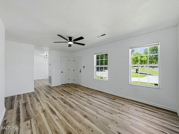 4th image of 4040 Acorn Dr