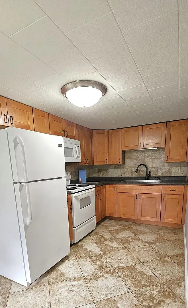 86 Marble Ave — Photo 1