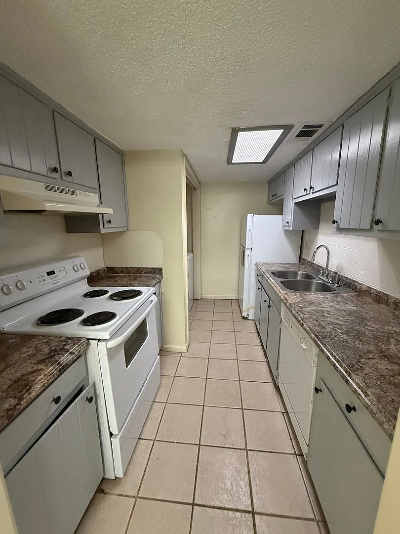 3bd 2ba Townhome — Photo 2