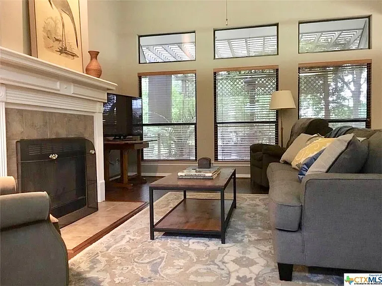 300 Quarry Spring Dr — Photo 2