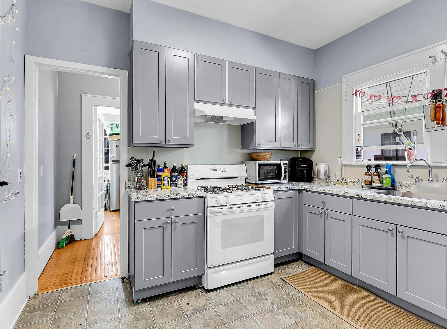 9 bed, 3320 sqft, $795 — Photo 2