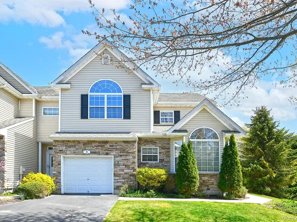 9 Manitou Trl, Kings Park, NY 11754
