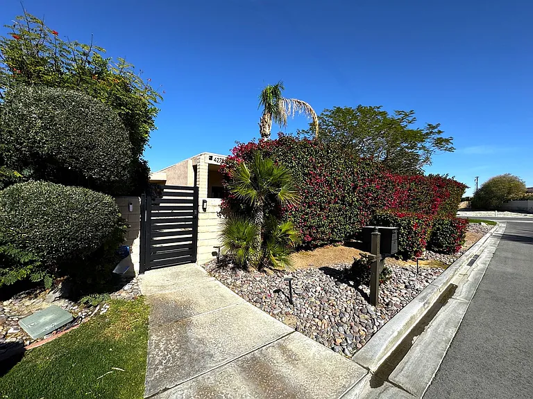 42755 Santiago Pl — Photo 32