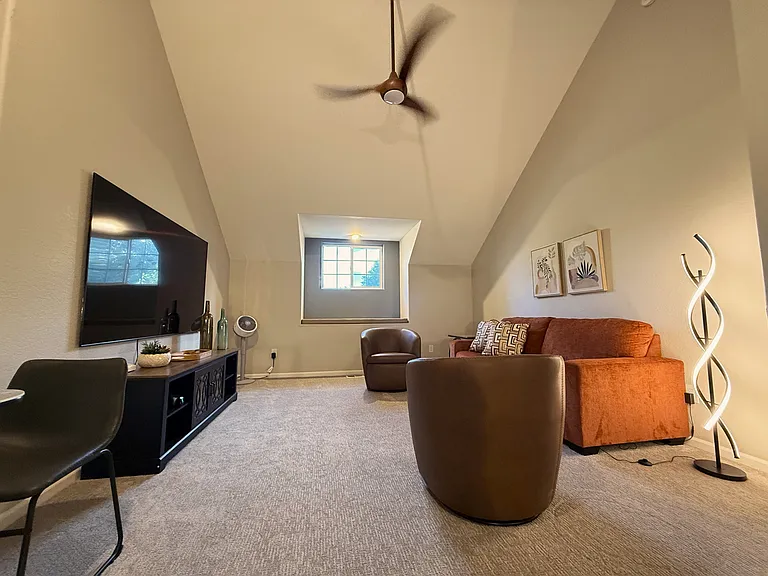 242 W Rosser St — Photo 30