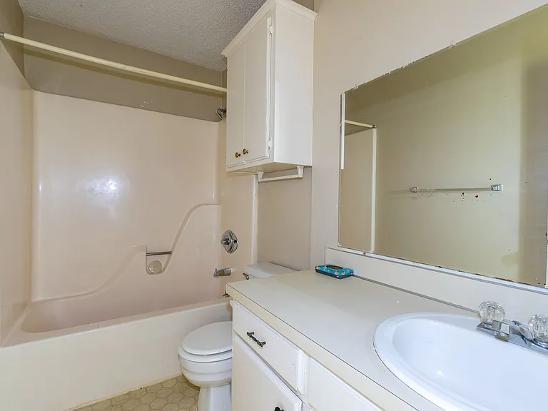 W Lillian St Fourplex — Photo 37