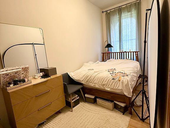 4th image of 334 W 71st St APT 7