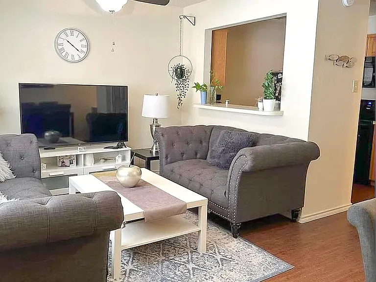 1418 W Oak St #204 — Photo 1