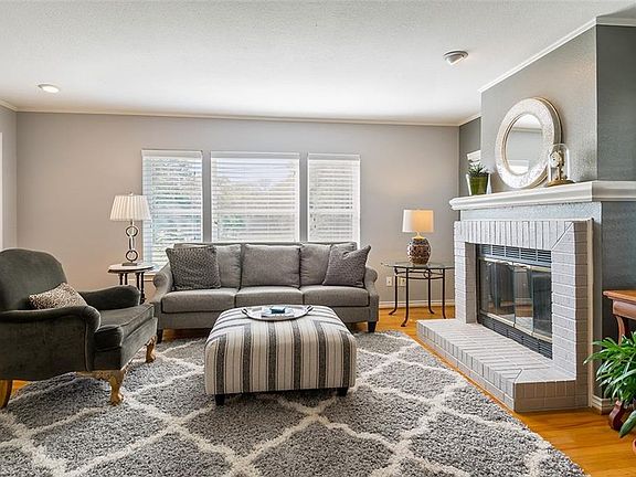 4th image of 329 Huffhines St
