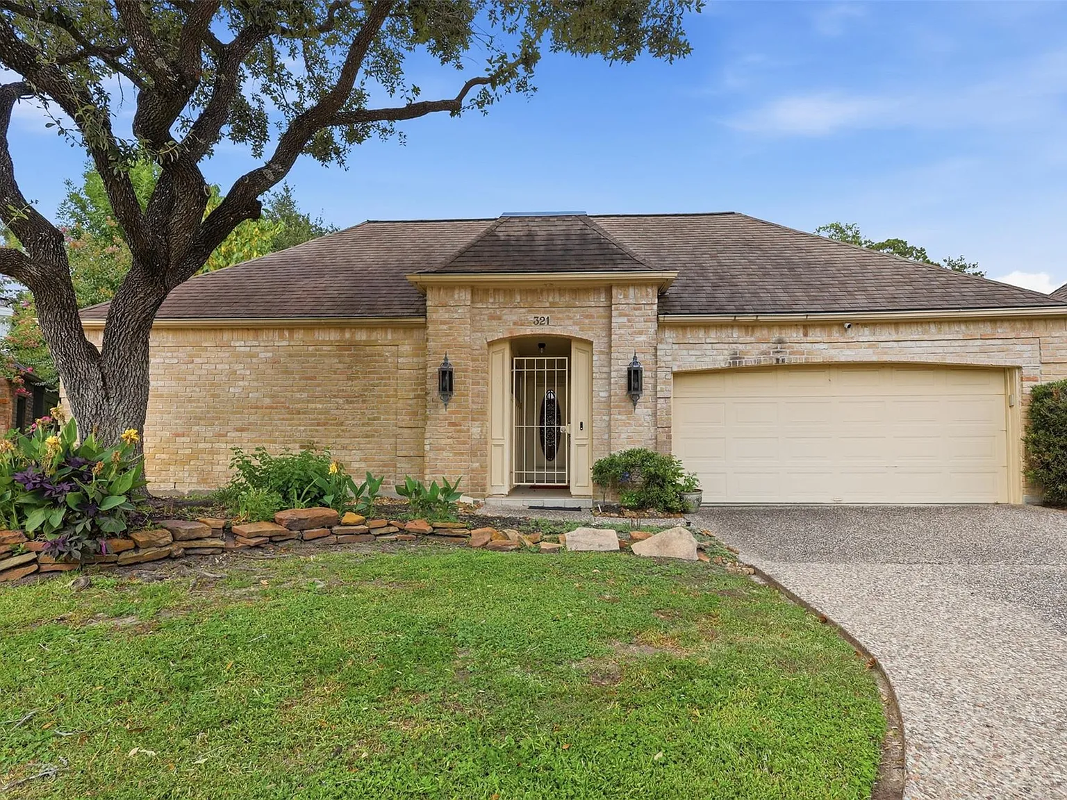 3 bed, 2.0 bath, 2029 sqft, $2,250 — Photo 1