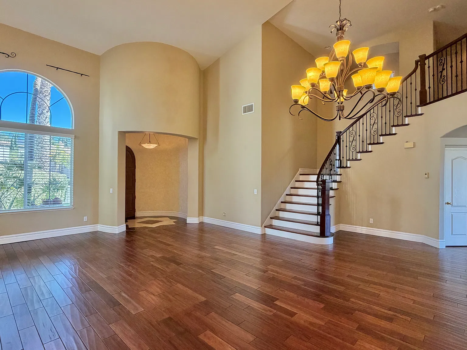 5 bed, 2.5 bath, 3523 sqft, $8,448 — Photo 3