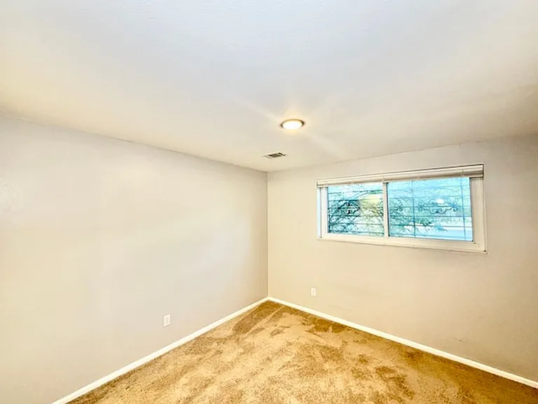 387 S Queen Cir — Photo 16