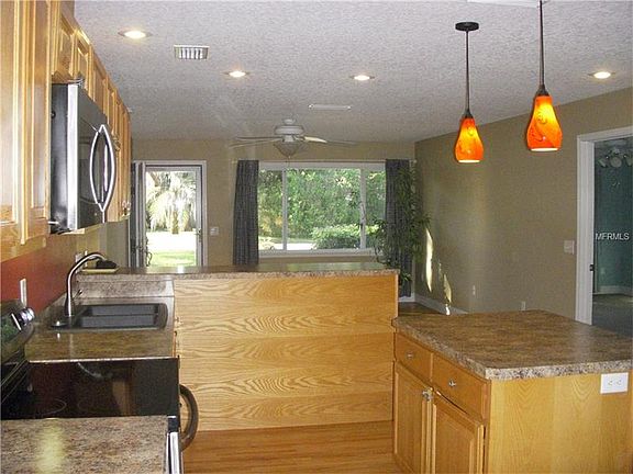 4th image of 26 Poinsettia Dr