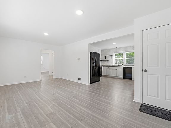 5th image of 74 Barbara St Floor 2