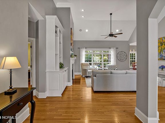 3rd image of 1104 Magenta Court SE