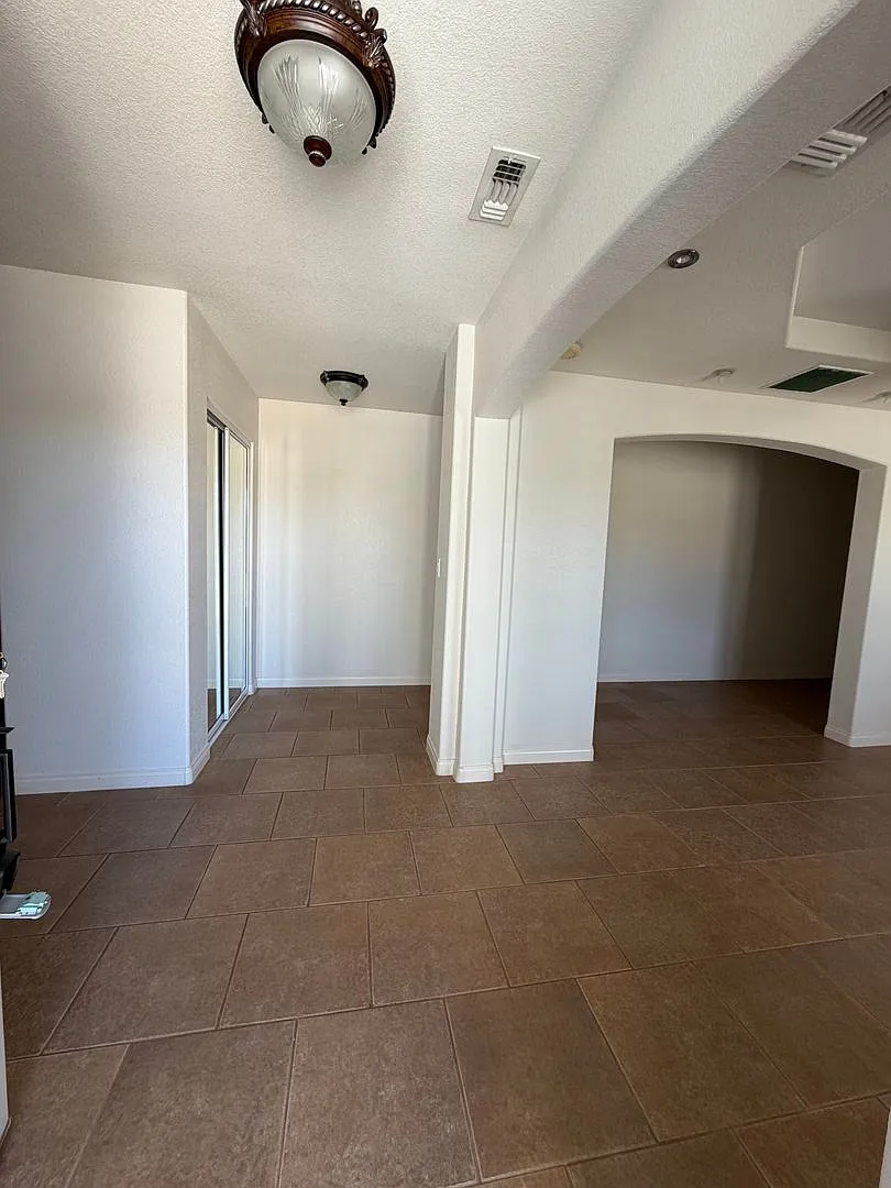 Large 3 Bedroom, 3 Bathroom Home with Solar — Photo 3