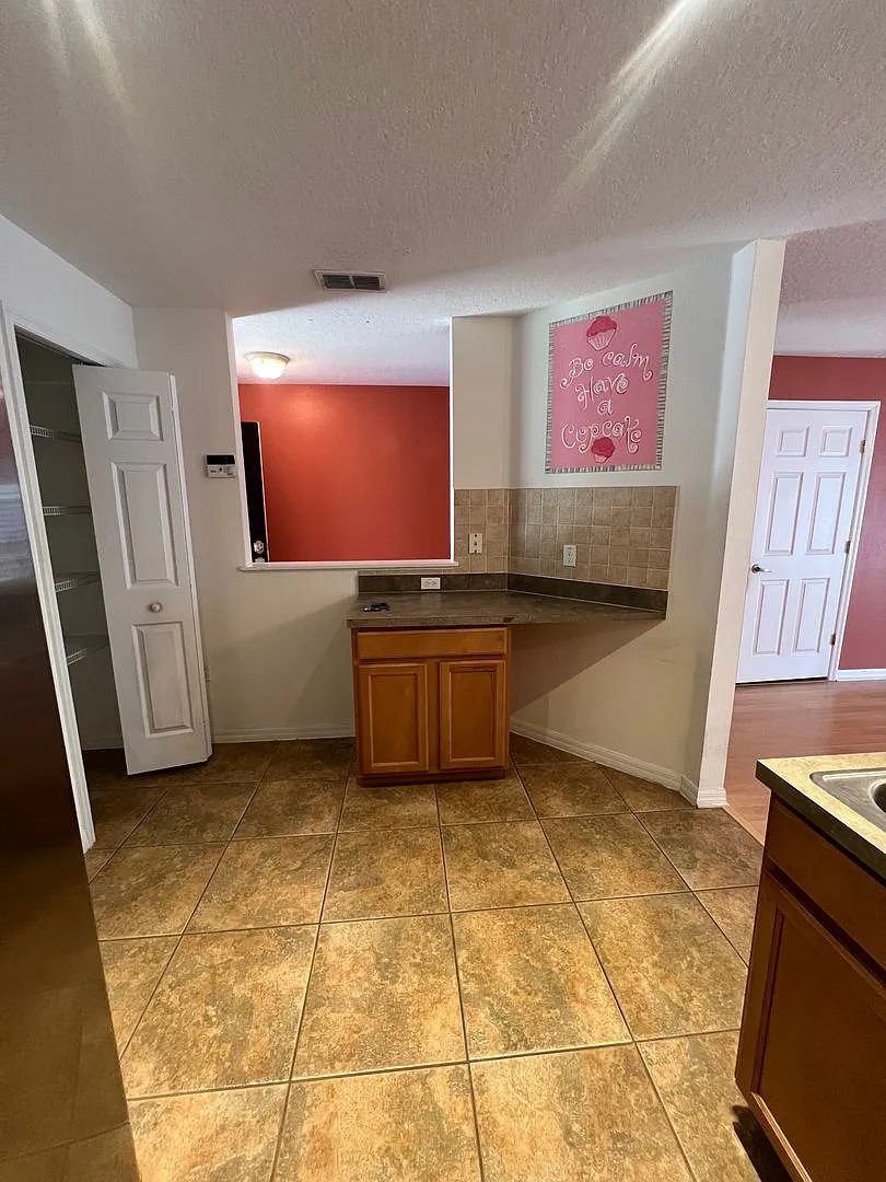 Charming 3-Bedroom Home in a Desirable Oviedo Location — Photo 4