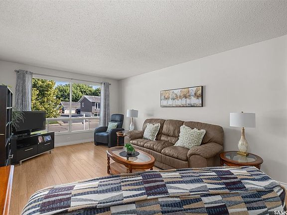 3rd image of 21 Plaxton PLACE