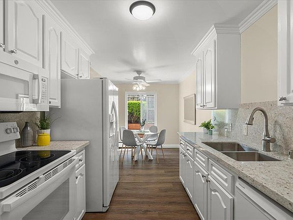 5th image of 10308 Alpine Dr APT B