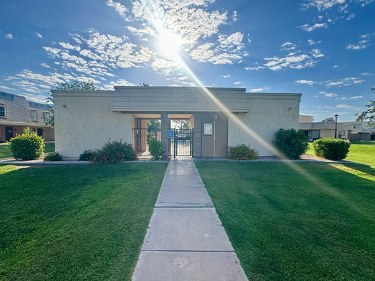 909 E Lodge Dr — Photo 20
