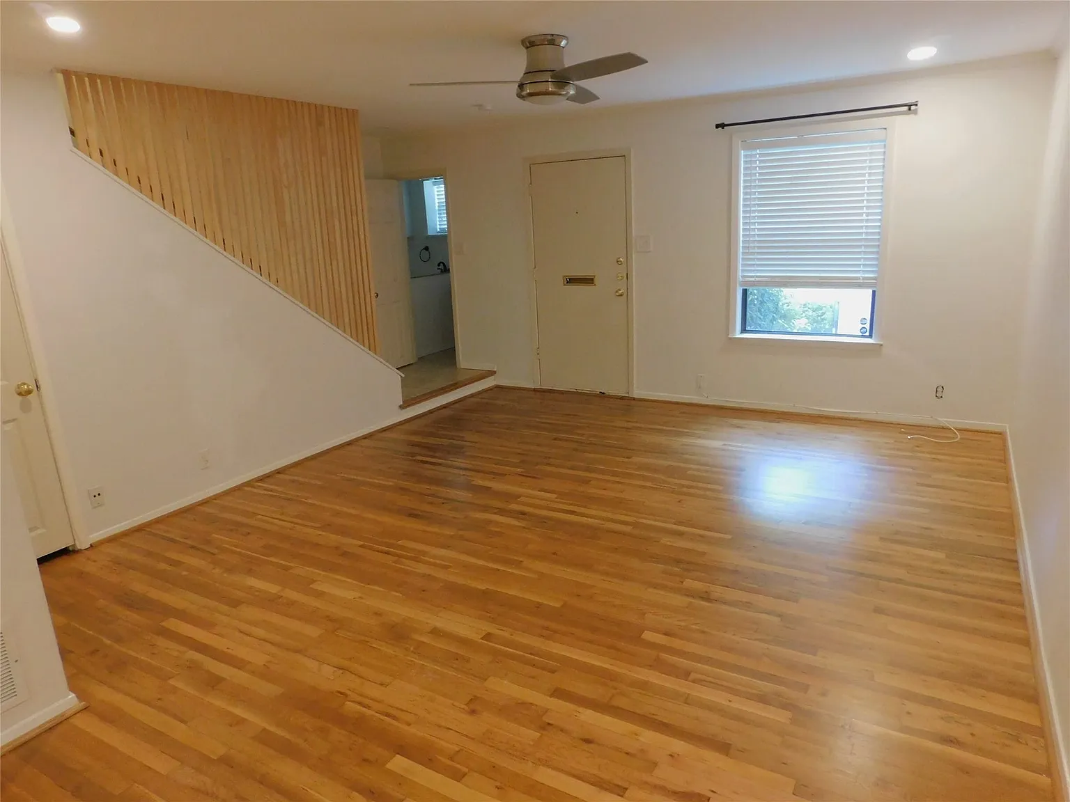 2 bed, 1.5 bath, 1145 sqft, $2,000 — Photo 2
