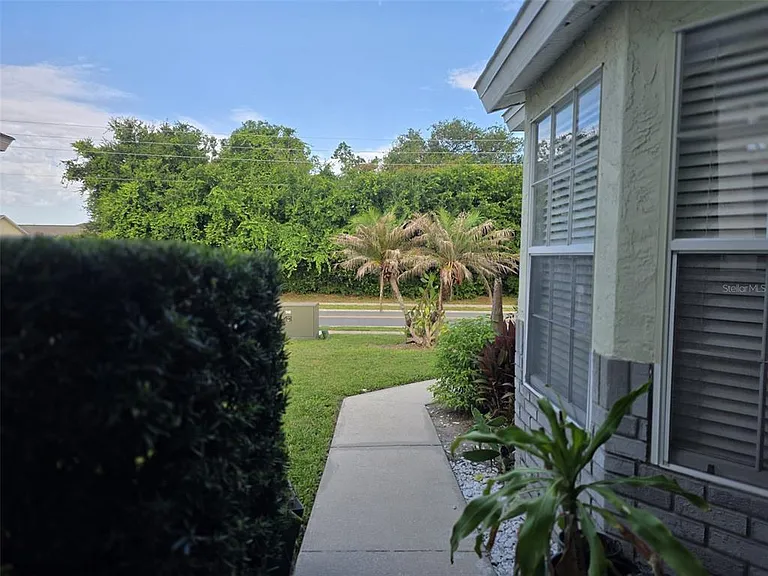 135 S Roma Way — Photo 2
