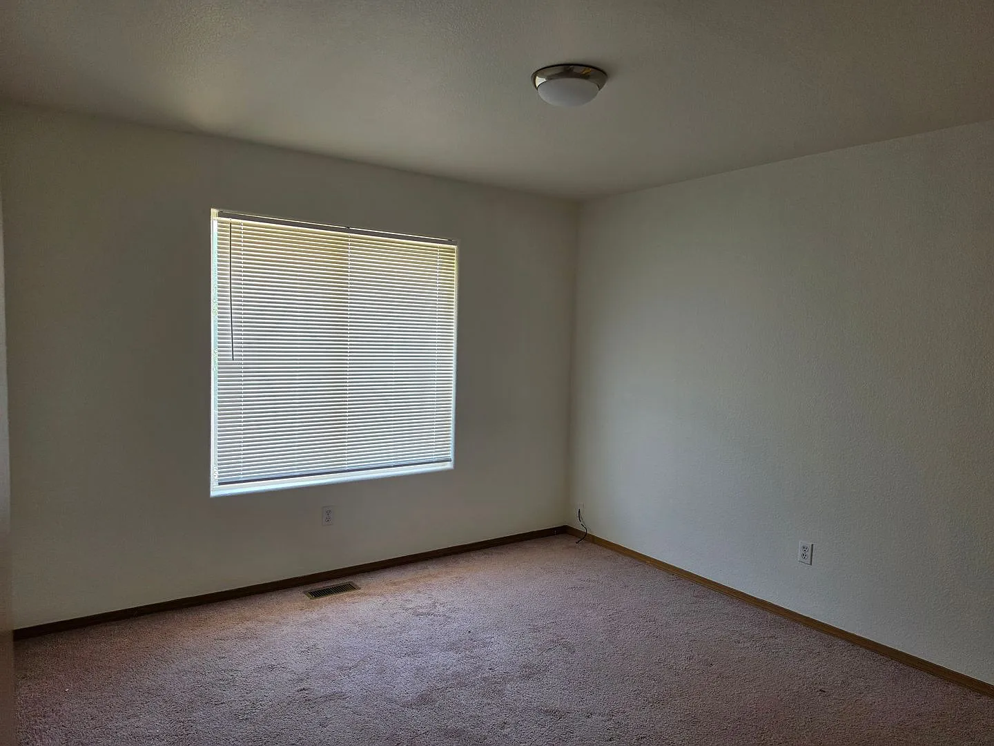 3 bed, 2.0 bath, 1325 sqft, $1,550 — Photo 4