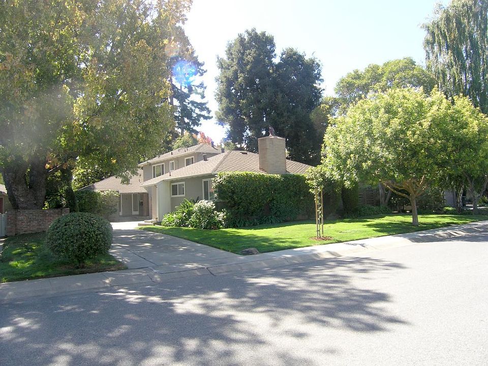 View of the triplex from the street. 329 Waverley is closest to the sidewalk, 327-A is above the 3 garages, and 327 is at the rear of the property. No apartment shares a wall in common with the others.
