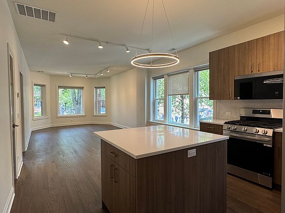3rd image of 1201 W Cornelia Ave #1