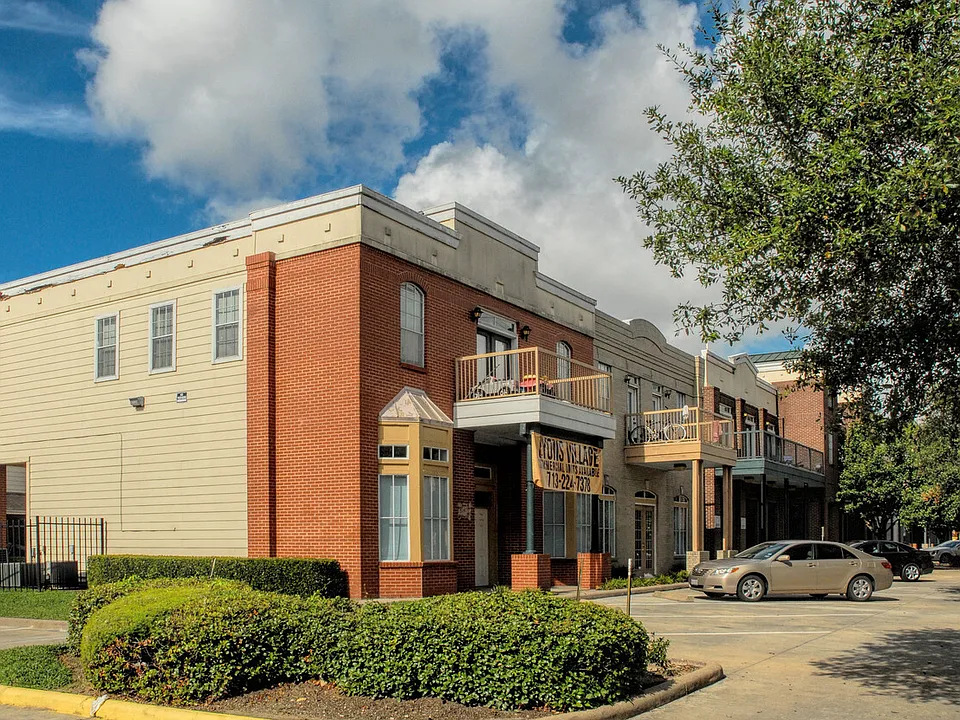 4300 Lyons Ave #304