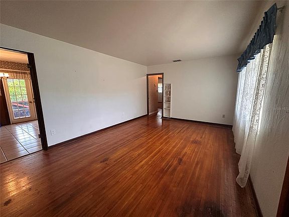 3rd image of 708 Chestnut Rd