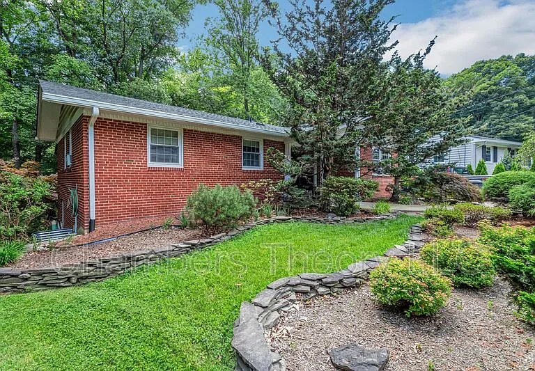 10211 Fox Ln — Photo 1